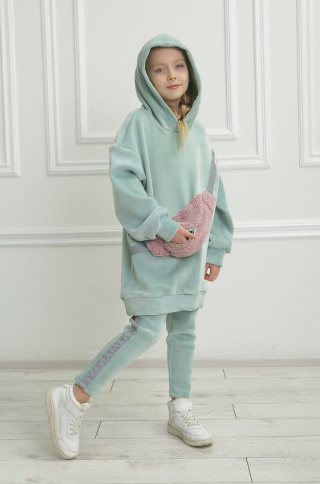 Veloursanzug mit Tasche und Reflektoren Mint