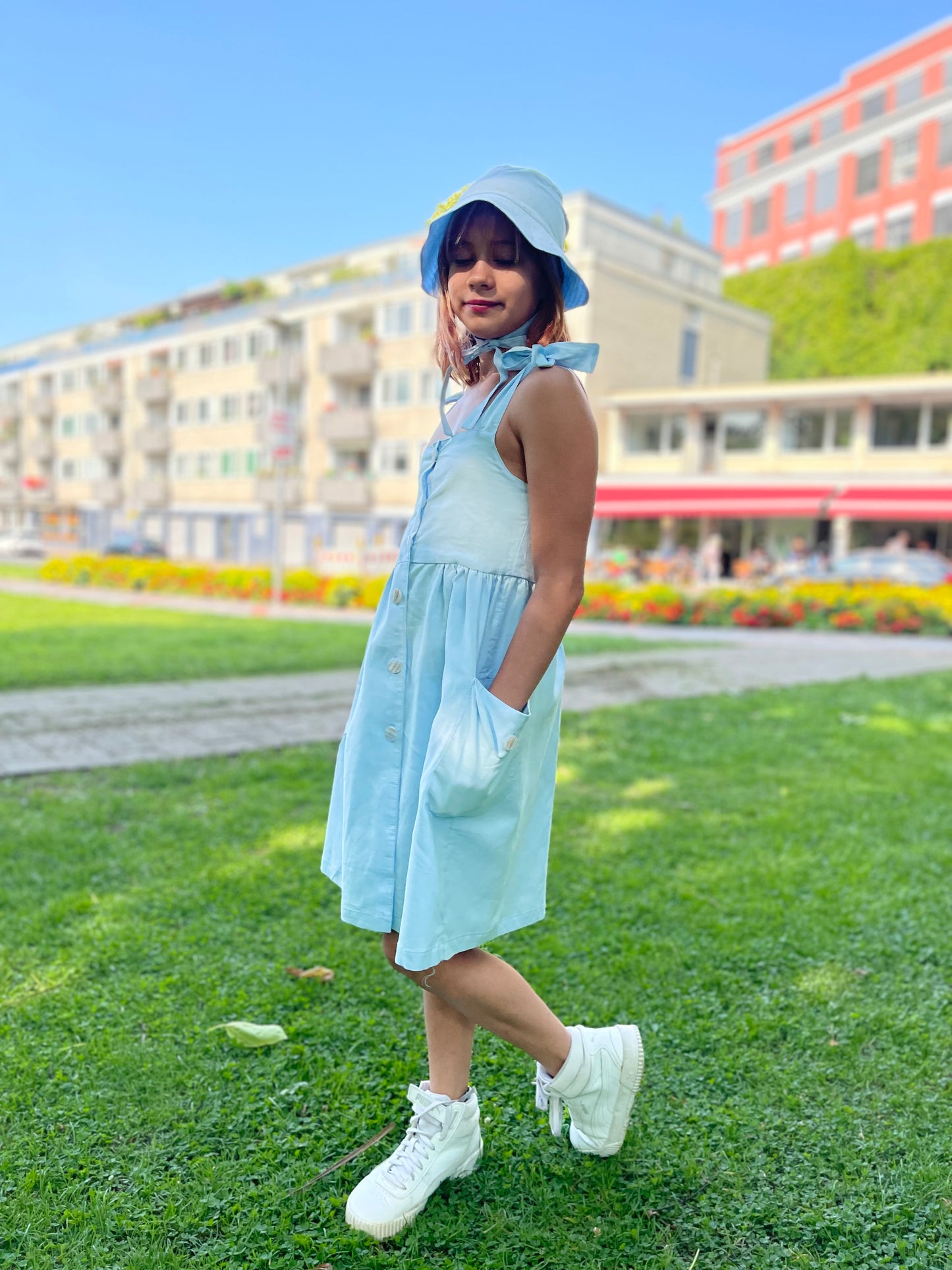 stylisches Leinen-Sommerkleid mit Panamahut