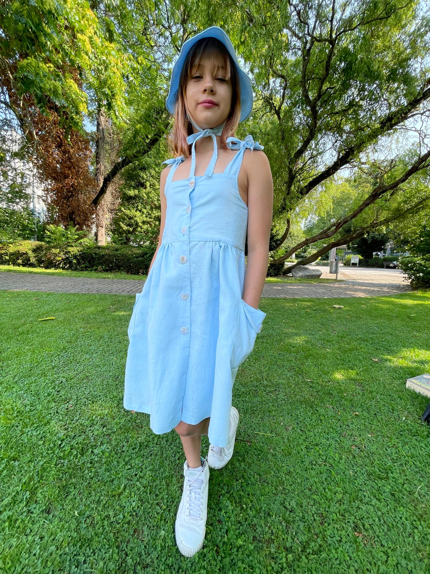 stylisches Leinen-Sommerkleid mit Panamahut
