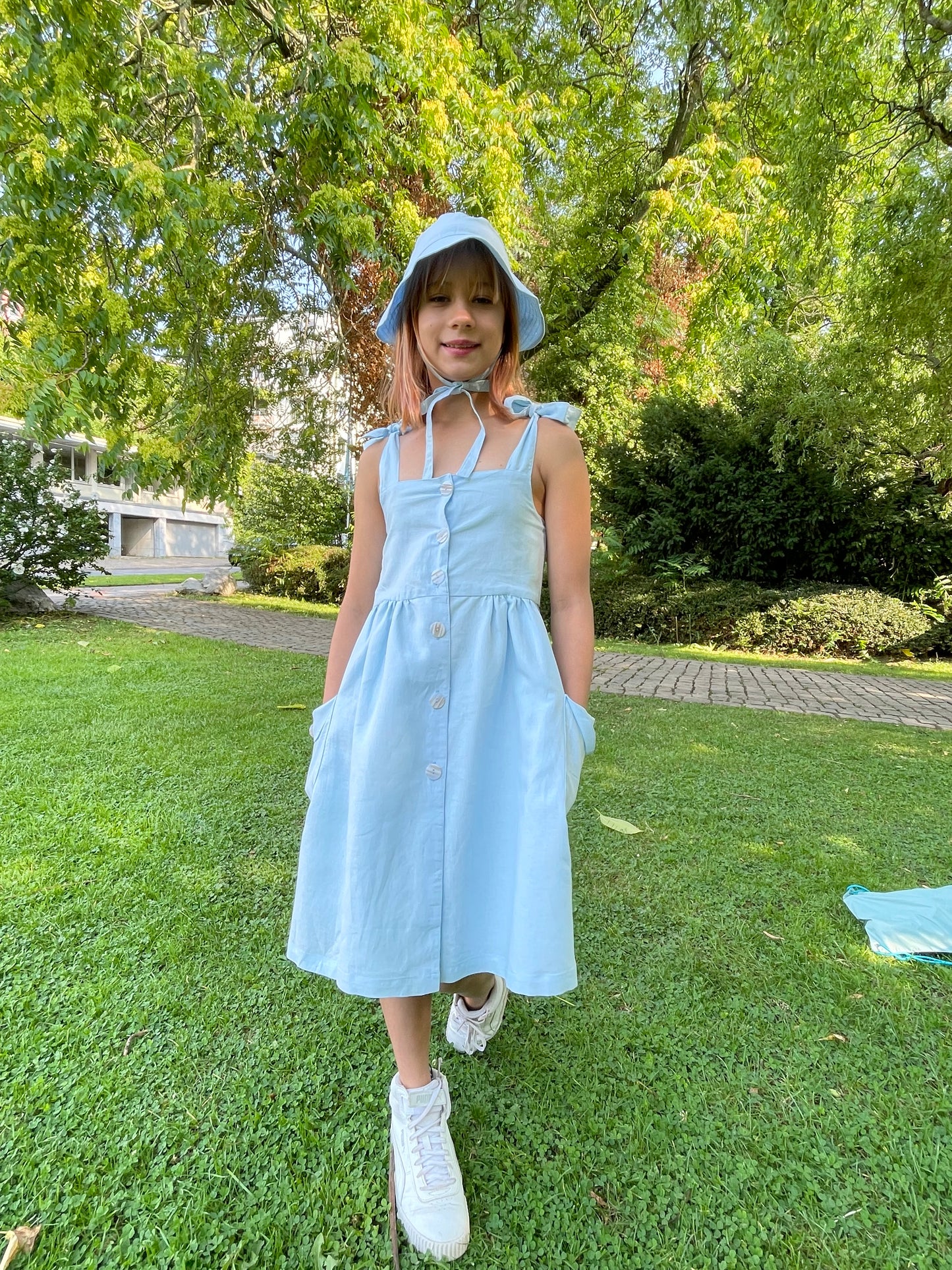 stylisches Leinen-Sommerkleid mit Panamahut