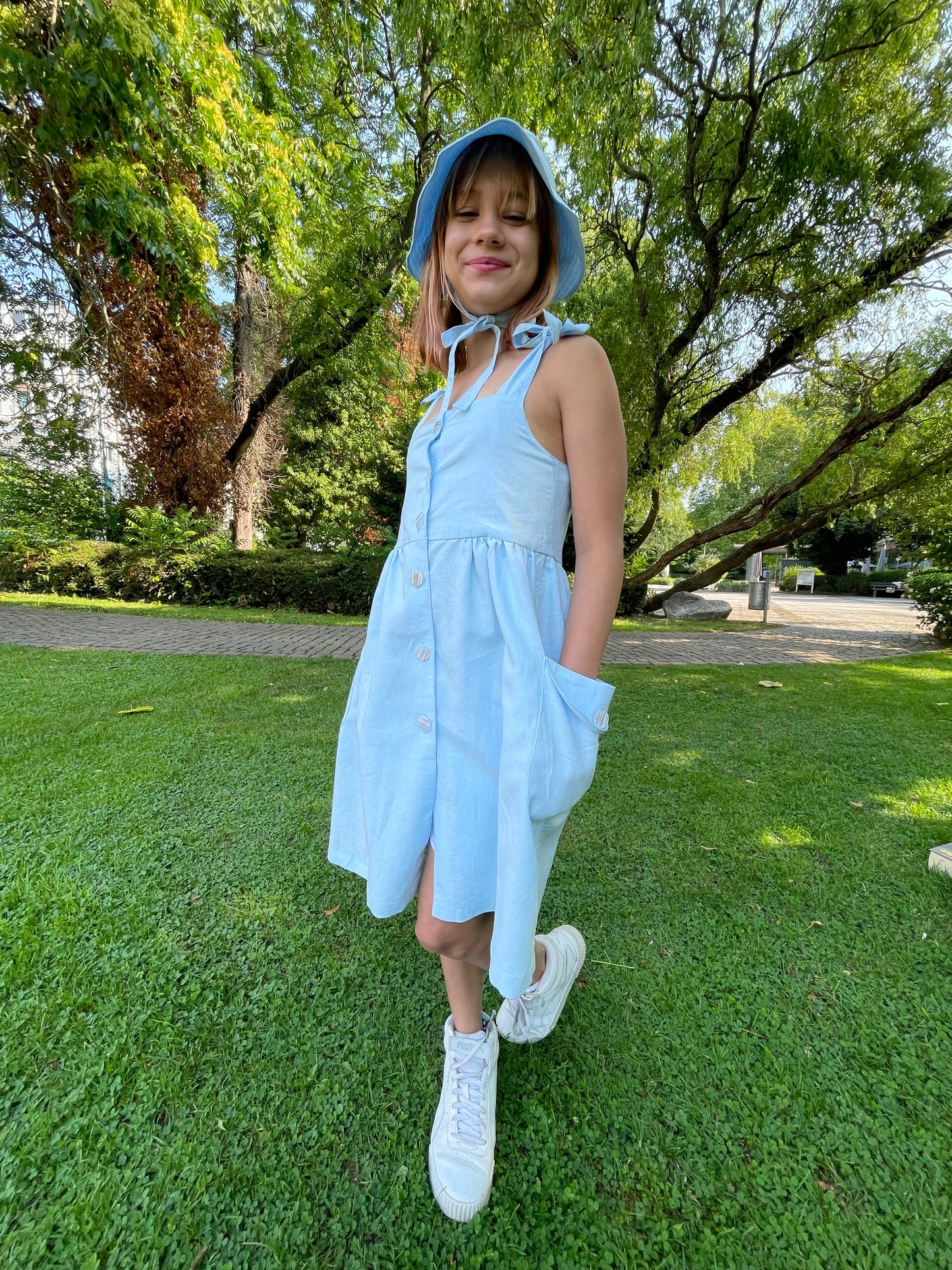 stylisches Leinen-Sommerkleid mit Panamahut