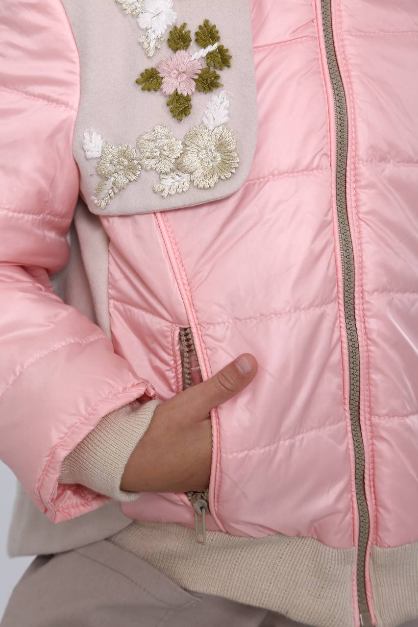 zarte Jacke mit floraler Stickerei