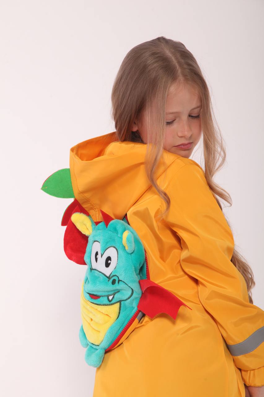 Regenmantel mit Spielzeug und Reisekissen