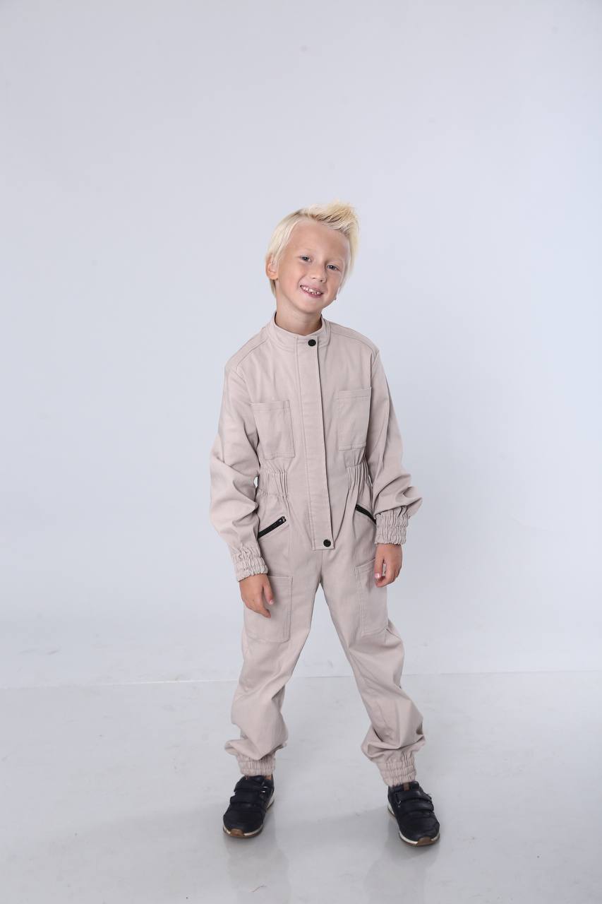 stylischer und bequemer Overall für Teenager