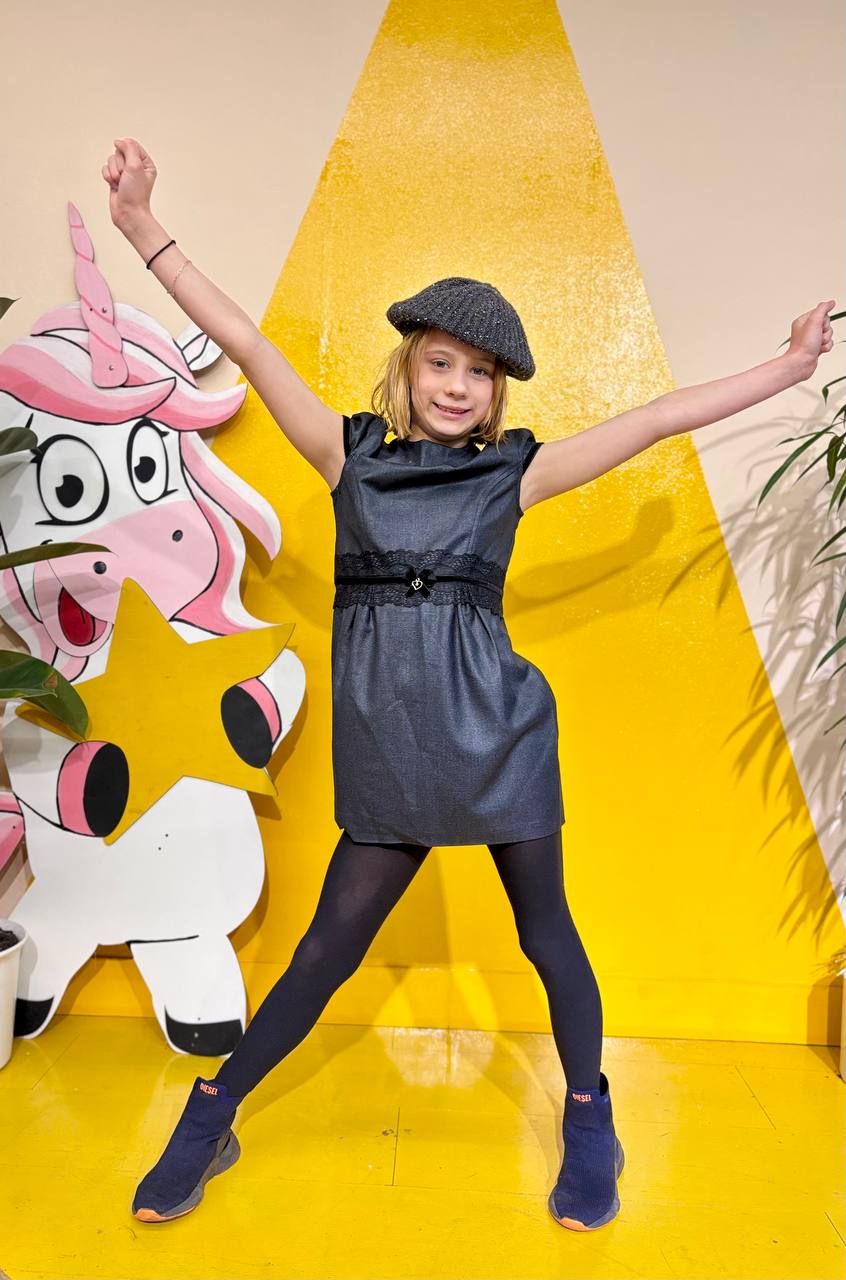 stilvolles und elegantes Kleid für Mädchen aus Wolle