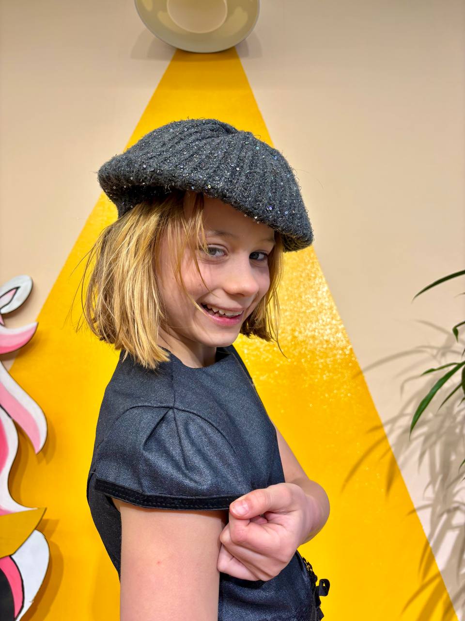 stilvolles und elegantes Kleid für Mädchen aus Wolle