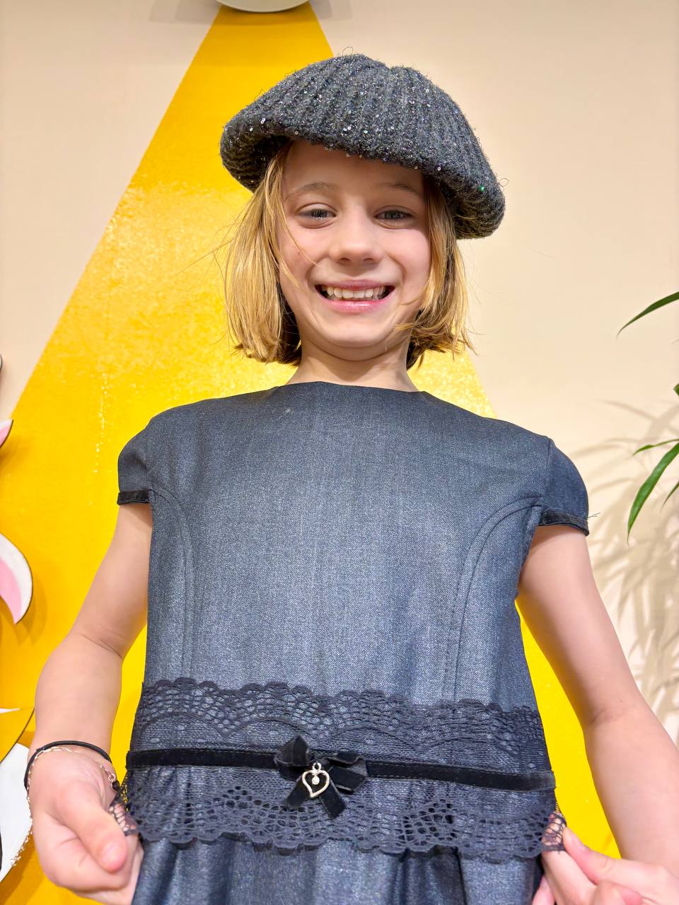 stilvolles und elegantes Kleid für Mädchen aus Wolle