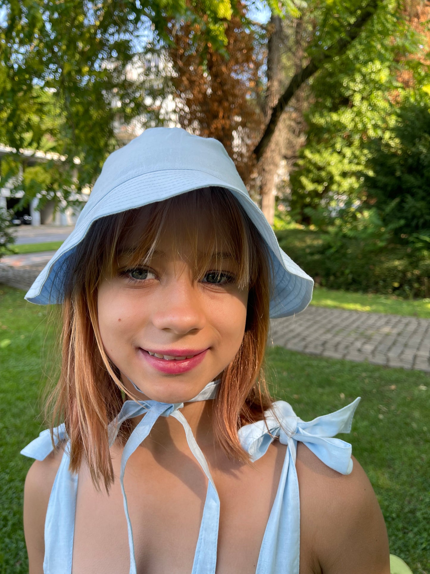 stylisches Leinen-Sommerkleid mit Panamahut