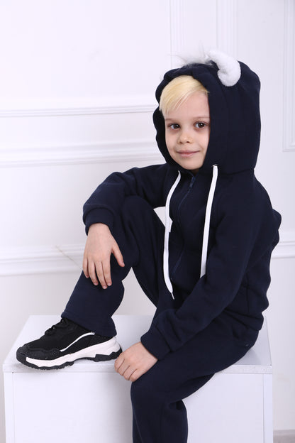 Pullover mit Spielzeug und Reisekissen