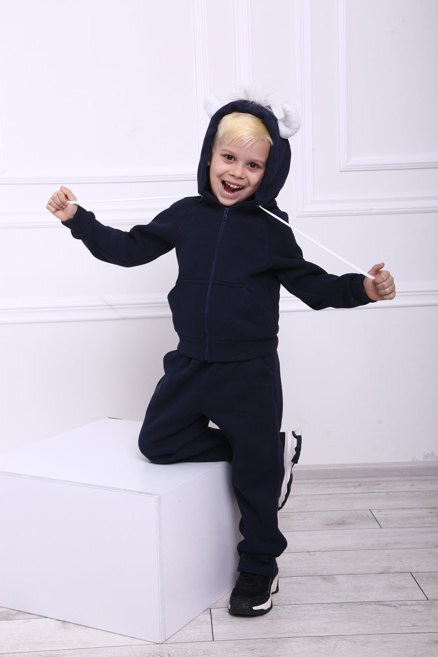 Pullover mit Spielzeug und Reisekissen