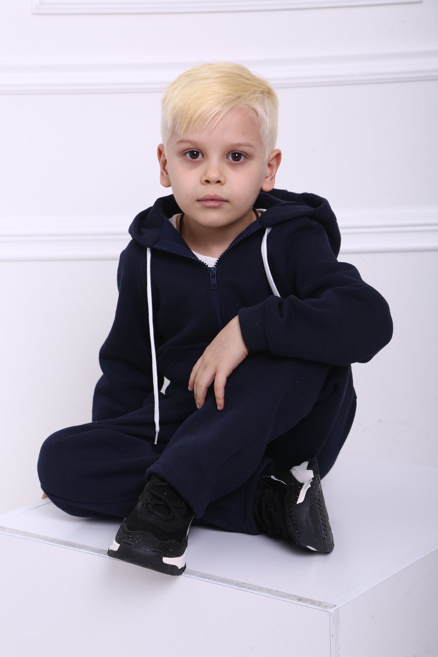 Pullover mit Spielzeug und Reisekissen