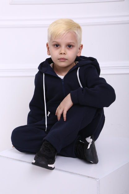 Pullover mit Spielzeug und Reisekissen