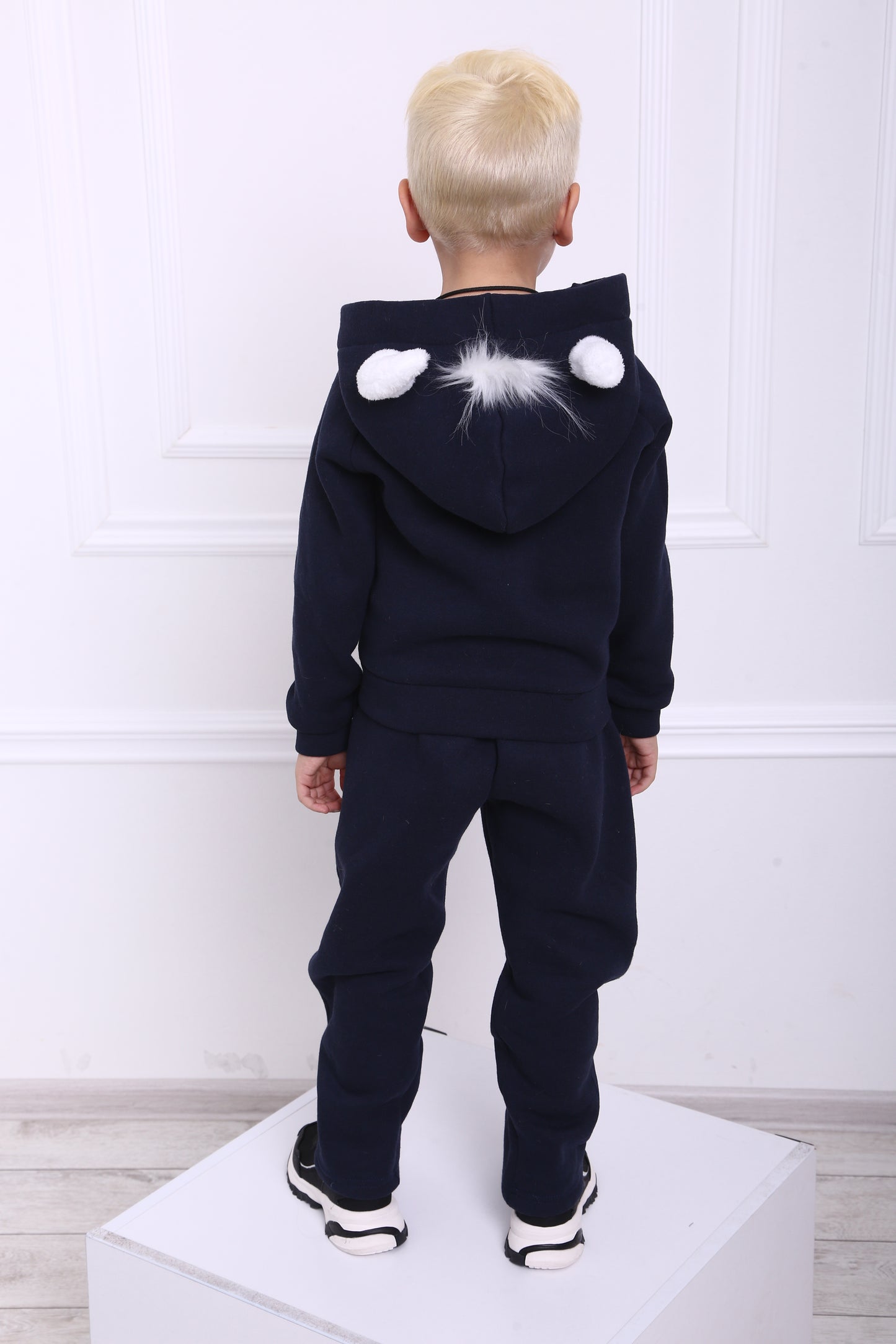 Pullover mit Spielzeug und Reisekissen