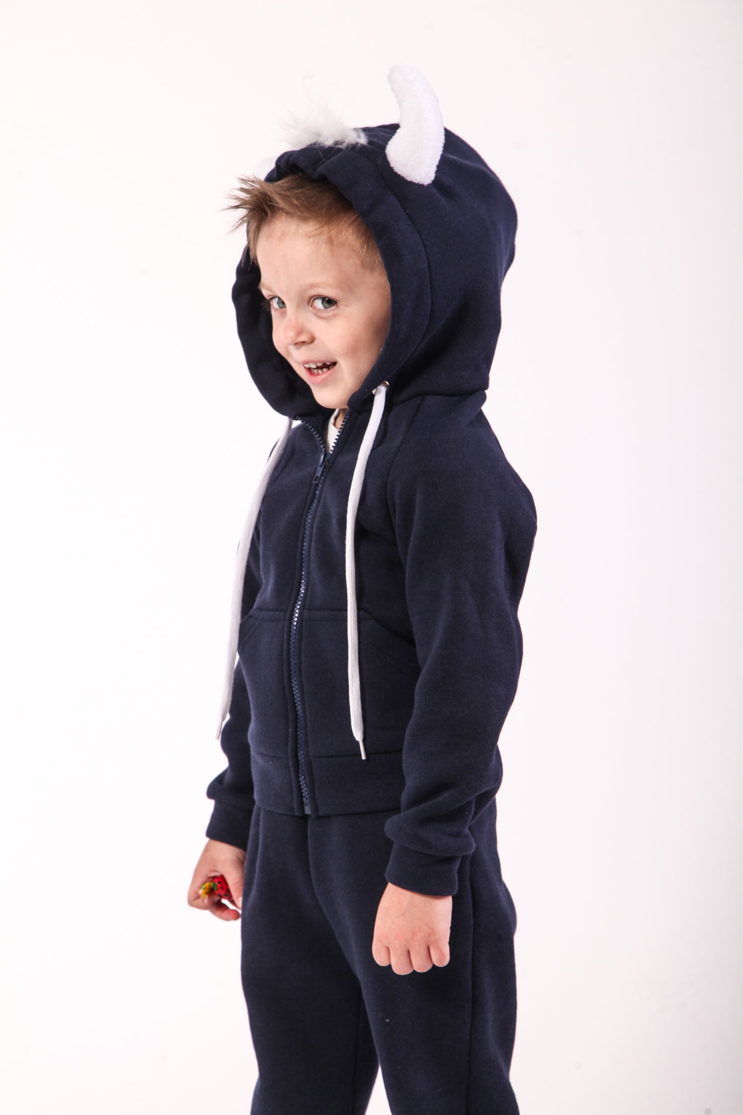 Pullover mit Spielzeug und Reisekissen
