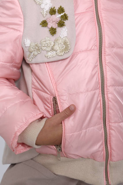 zarte Jacke mit floraler Stickerei