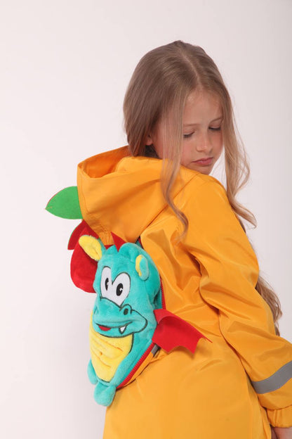 Regenmantel mit Spielzeug und Reisekissen