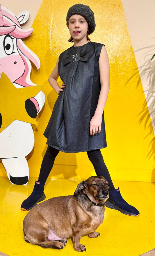 stilvolles und elegantes Kleid für Mädchen aus Wolle in Grau