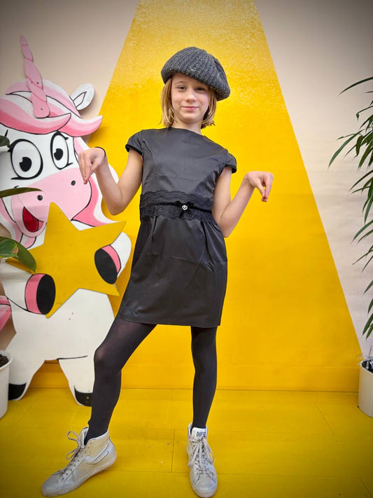 stilvolles und elegantes Kleid für Mädchen aus Wolle